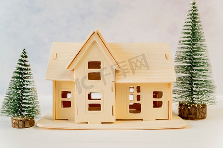 创意房子与绿色圣诞树纹理背景