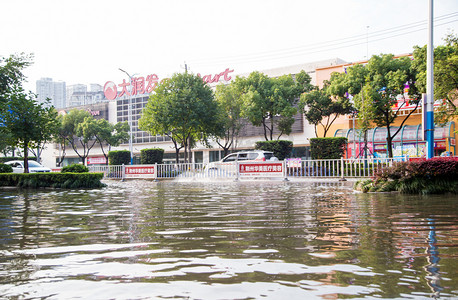 洪水洪涝下的城市淹水的街道