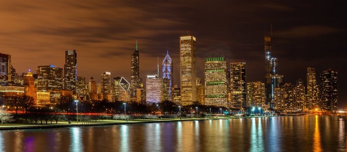 芝加哥市中心全景城市风景地平线和摩天大楼办公楼与密歇根湖日落在芝加哥市伊利诺伊州美国。