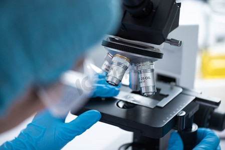 科学家正在使用显微镜。用于实验室实验