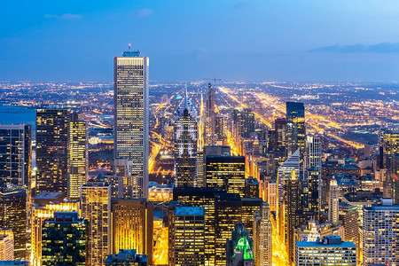 鸟瞰位于美国伊利诺伊州芝加哥市中心的芝加哥天际线建筑。向芝加哥南部望去。