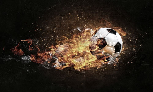 火焰足球摄影照片_火中球足球比赛的概念。混合媒体。足球着火了