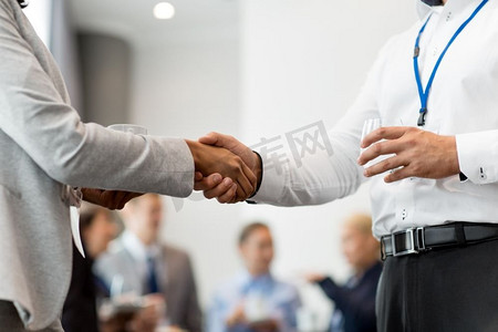 商业、伙伴关系、合作理念——国际会议上人们的握手。商务会议上的握手