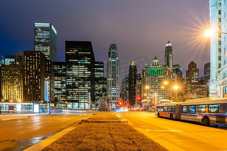 芝加哥天际线沿着芝加哥宏伟的英里建筑在芝加哥市中心在美国伊利诺伊州芝加哥市。日落