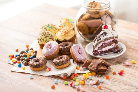 饼饼摄影照片_ 甜甜圈，巧克力，糖果，蛋糕