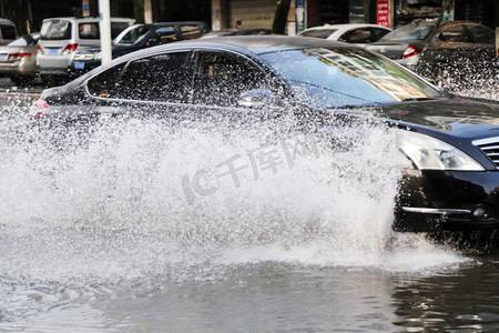 洪涝洪水下的城市汽车溅起水花