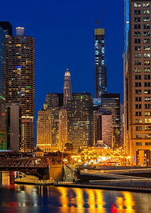 美国伊利诺伊州芝加哥日落之夜，芝加哥市中心和芝加哥河畔。