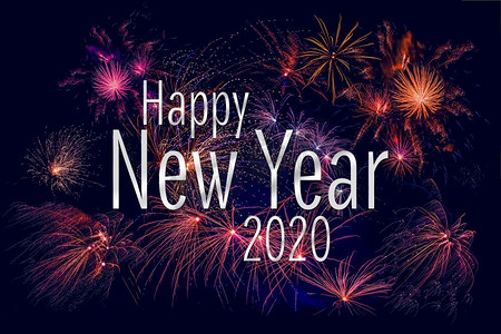 2020新年快乐的问候与五颜六色的烟花在夜空