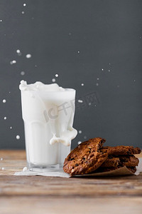 洒了摄影照片_洒了牛奶的杯子里有饼干