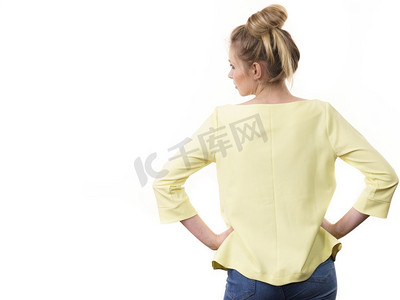 休闲长袖摄影照片_一名成年女子展示了她的休闲美丽服装，从后面穿着长袖黄色上衣。身穿休闲装的女性