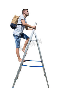 攀登背景摄影照片_一个休闲的年轻人旅行者的侧面视图全长肖像攀登一个梯子携带一个背包看着远离隔绝在白色背景。