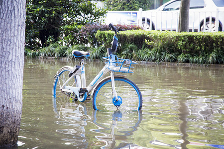 洪水洪涝下的城市淹水淹没自行车的街道