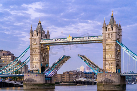 伦敦塔桥，背景是伦敦市中心的天际线建筑，伦敦，英国
