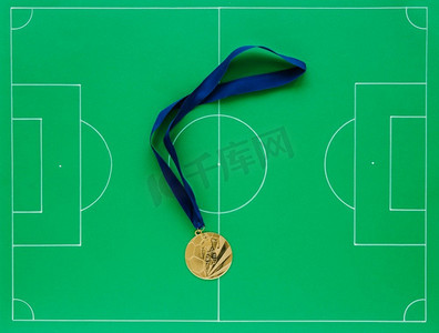 足球足球海报摄影照片_足球与奖牌组合
