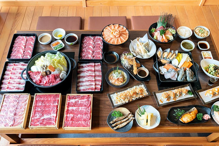 日本料理水彩摄影照片_日本和牛寿喜烧集准备与各种日本料理烹饪
