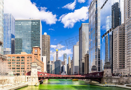 在美国伊利诺伊州芝加哥市中心的圣帕特里克节上，沿着绿色染色河建造的芝加哥天际线