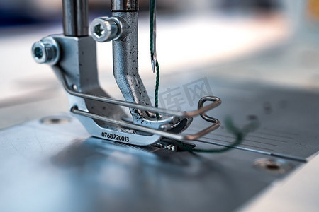专业缝纫机特写。现代纺织工业。