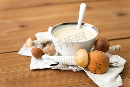 食物烹饪，吃和烹饪概念—蘑菇奶油汤碗在木砧板。蘑菇奶油汤碗在砧板上