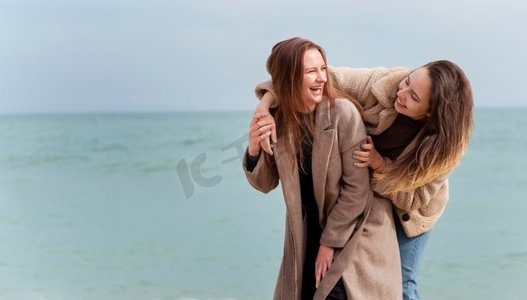 梅杜姆在海边拍摄《快乐女人》