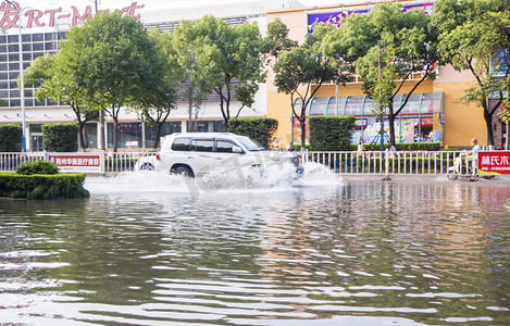 洪水洪涝下的城市开车淹水的街道水花