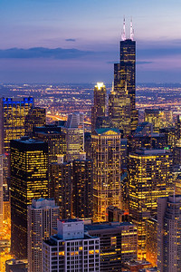伊利奶粉摄影照片_鸟瞰位于美国伊利诺伊州芝加哥市中心的芝加哥天际线建筑。向芝加哥南部望去。