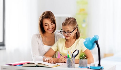 教育、家庭和学习理念--母女俩在家一起做作业。母女俩一起做作业