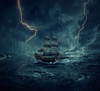 老式的，旧帆船在一个下雨的，暴风雨的夜晚与天空中的闪电迷失在海洋中。冒险和旅程概念