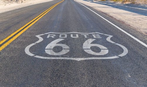 旅行、旅行和驾驶概念—美利坚合众国沥青路66号公路。美国66号沥青路