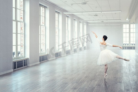 穿着白色连衣裙跳舞的美丽芭蕾舞演员。混合媒体。优雅的芭蕾舞。混合媒体