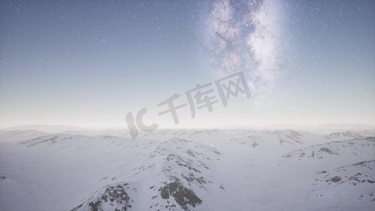 白雪覆盖的地面上的银河系鸟瞰