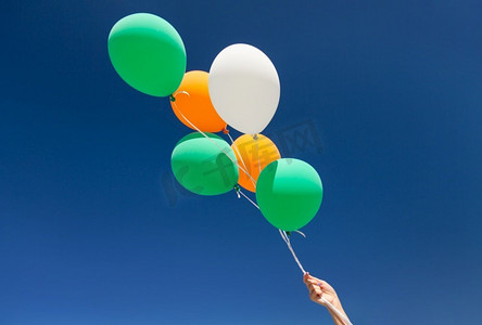 橙色生日摄影照片_假日，生日和聚会装饰概念—关闭充气氦气气球在蓝天。近拍氦气球在蓝天