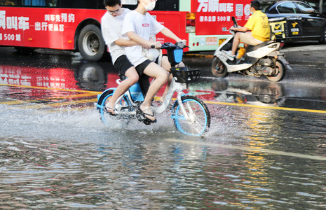 洪涝洪水下的城市骑单车的人