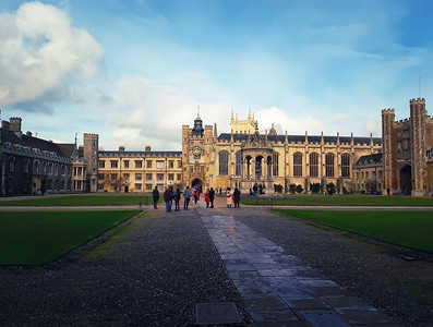 英国剑桥大学三一学院令人印象深刻的大法院。