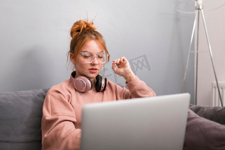 女教师使用笔记本电脑从家里举行网上课堂