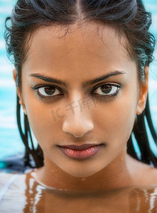 亚洲比基尼摄影照片_美丽性感的年轻印度亚洲妇女或女孩的肖像穿着比基尼在游泳池