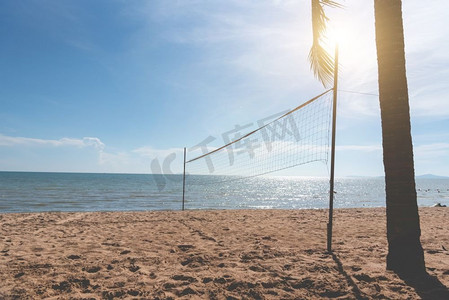 有排球网的海滩。海景和海洋的概念。暑假主题。阳光元素。复古哑光色调