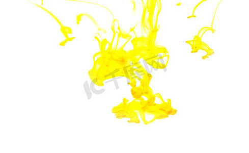 黄色墨水滴丙烯色在白色背景，模糊和选择焦点的水