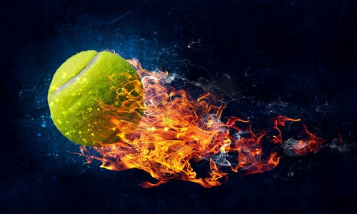 在黑暗的背景下，火光中的大网球。混合媒体。网球着火了