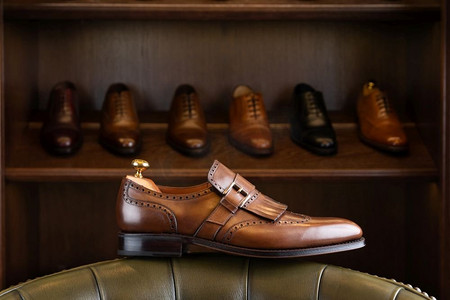 棕色全粒面皮鞋在男鞋精品店的木制展示前。男士鞋业精品店