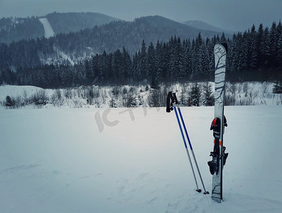冬天的高山和雪地里的滑雪器材。滑雪胜地喀尔巴西亚的冬季假期，布科维尔，乌克兰。