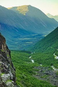 从挪威欧洲的特罗尔斯蒂根山区俯瞰绿色的夏谷。国家旅游路线..特罗尔斯蒂根山区的绿色山谷