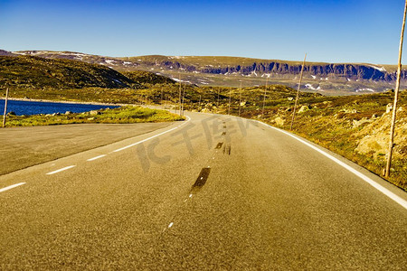 穿越挪威哈丹格维达高原的公路风景。国家旅游局哈丹格维达路线..穿越挪威哈丹格维达高原的公路