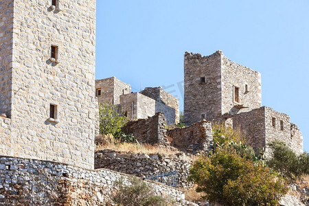 老石摄影照片_希腊马尼半岛。传统风格的石塔楼。拉科尼亚·伯罗奔尼撒，欧洲。希腊马尼岛上的一座石制老塔楼。