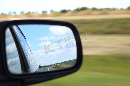道路反射在侧视镜的汽车