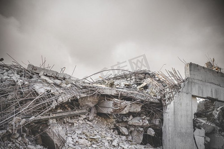 在多云的天空下，战区的废墟上有一座受损的混凝土建筑