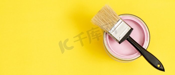 油漆罐和油漆刷以及如何选择完美的室内油漆颜色和有益健康