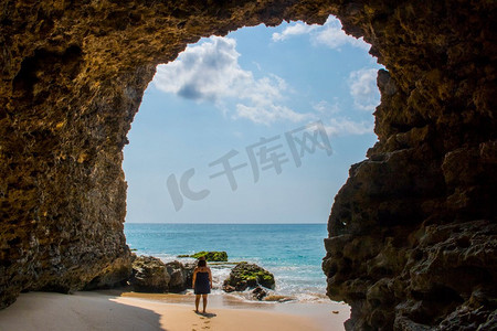 美丽的海滩洞穴景观夏季假期照片。美丽的海滩洞穴景观