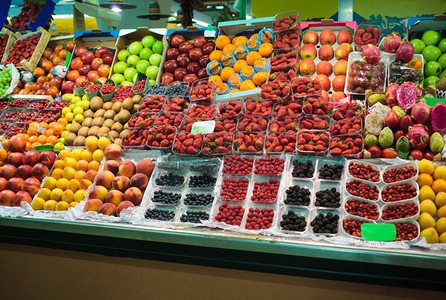 市场上装在篮子里的水果。西班牙巴塞罗那。市场上装在篮子里的水果