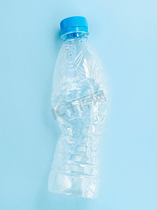 奥林巴斯数码相机.塑料瓶蓝色背景