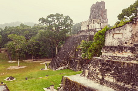 中美洲危地马拉蒂卡尔国家公园著名的古代玛雅寺庙